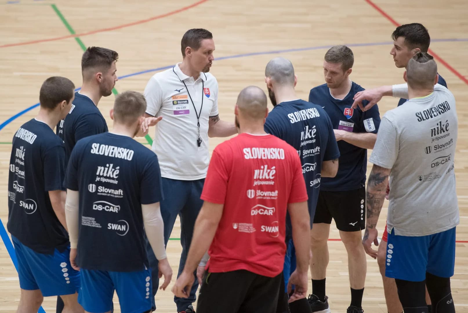 V Bratislave proti úradujúcim majstrom Európy, v súboji so Slovákmi oba tímy o prvé body
