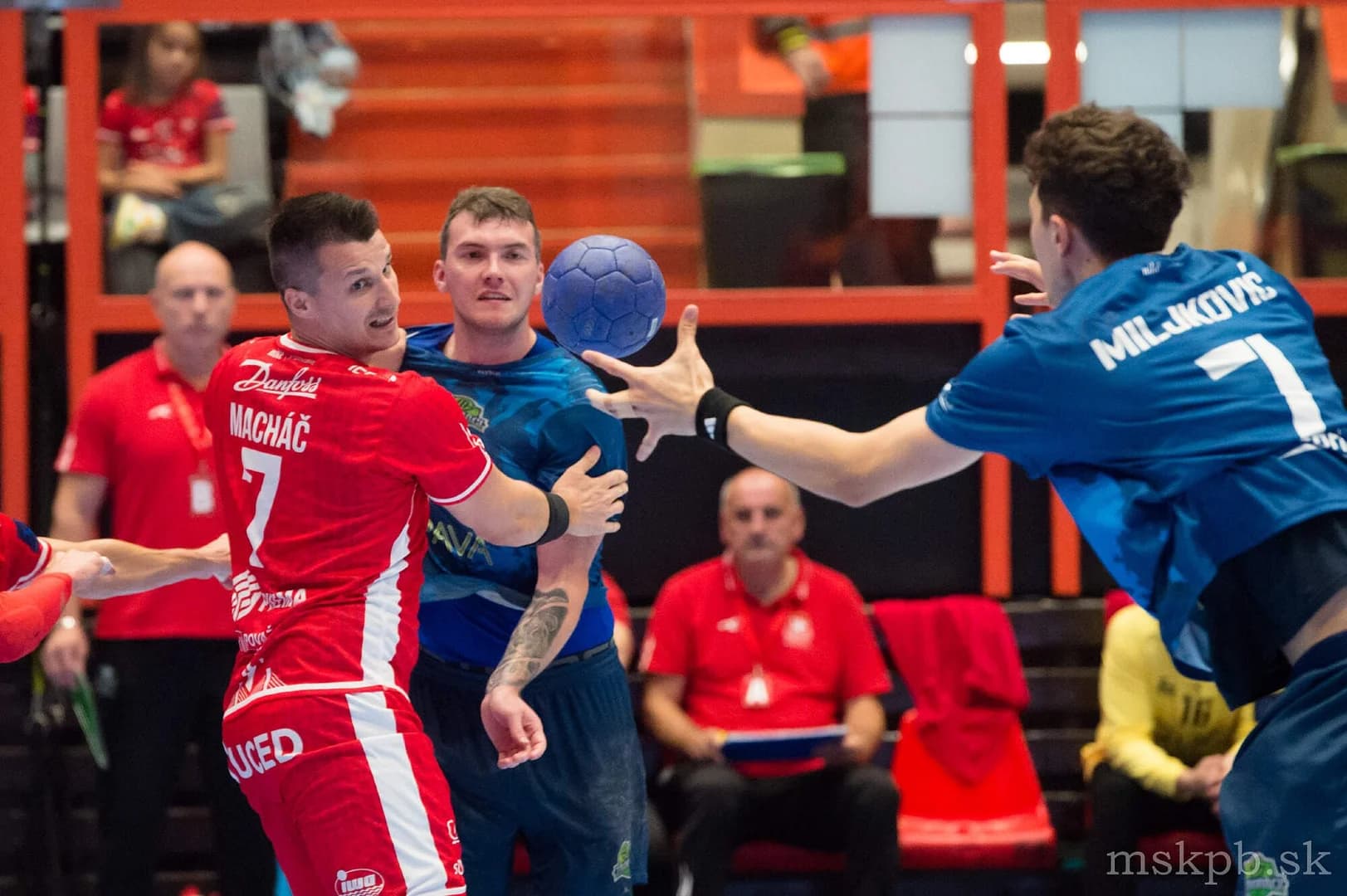 NHE: MUŽSKÁ EXTRALIGA OD ŠTVRTKU DO NEDELE AJ S TROMI PRIAMYMI PRENOSMI V SLOVENSKEJ TELEVÍZII