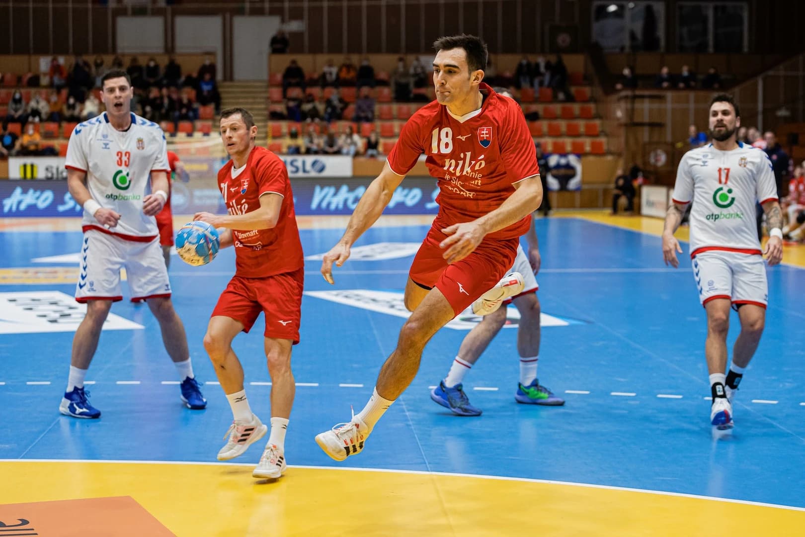 Slovenský hádzanársky reprezentant JAKUB PROKOP zostáva v Nave aj po jej vypadnutí z ASOBAL ligy