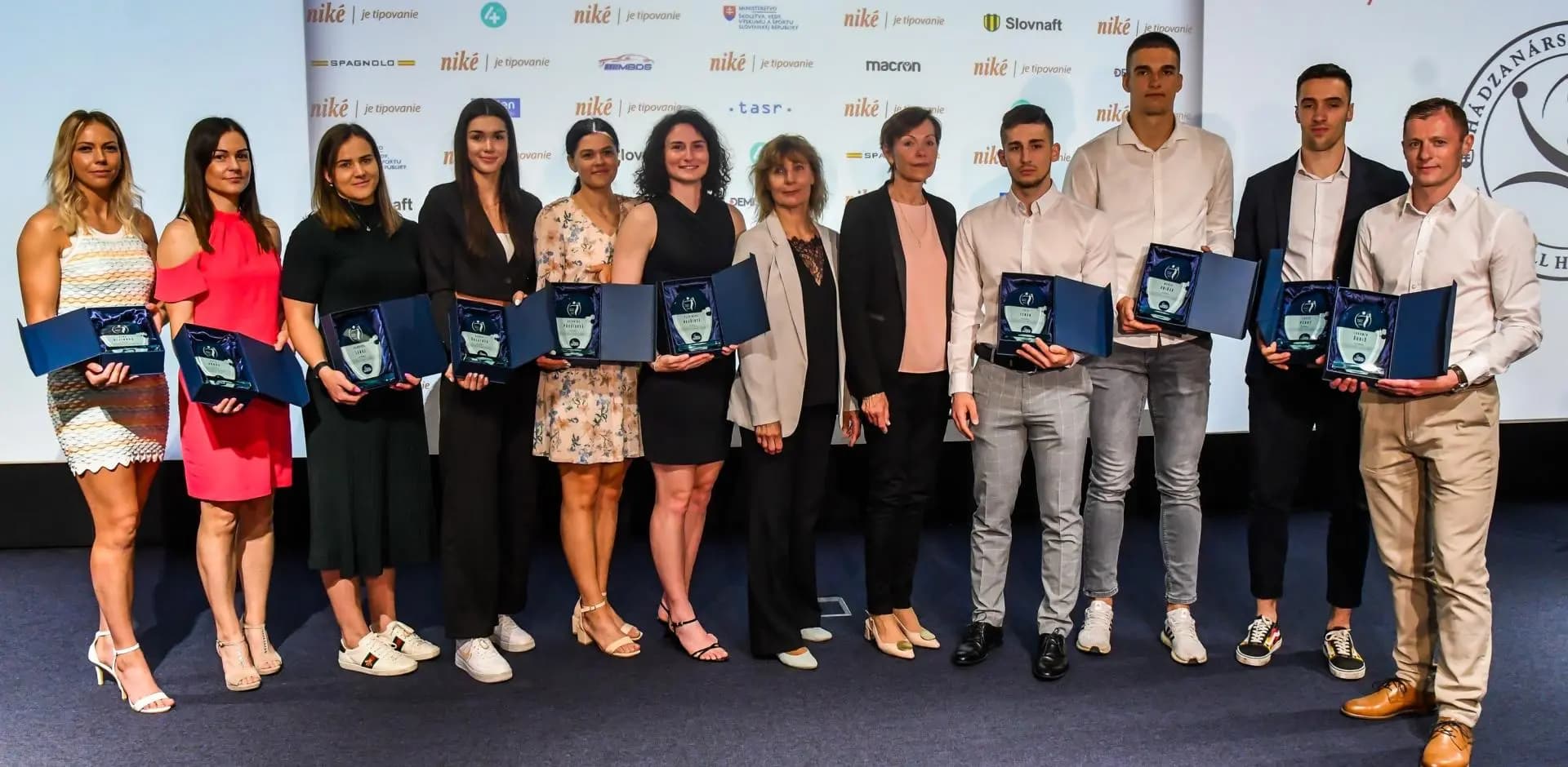 Úspešná obhajoba Tomáša Urbana, Réka Bíziková premiérovo víťazkou ankety SZH