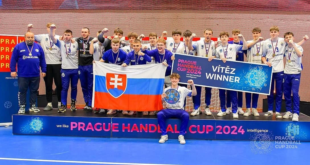 Triumf mladších dorastencov Trebišova v Prahe, staršie žiačky DAC druhé