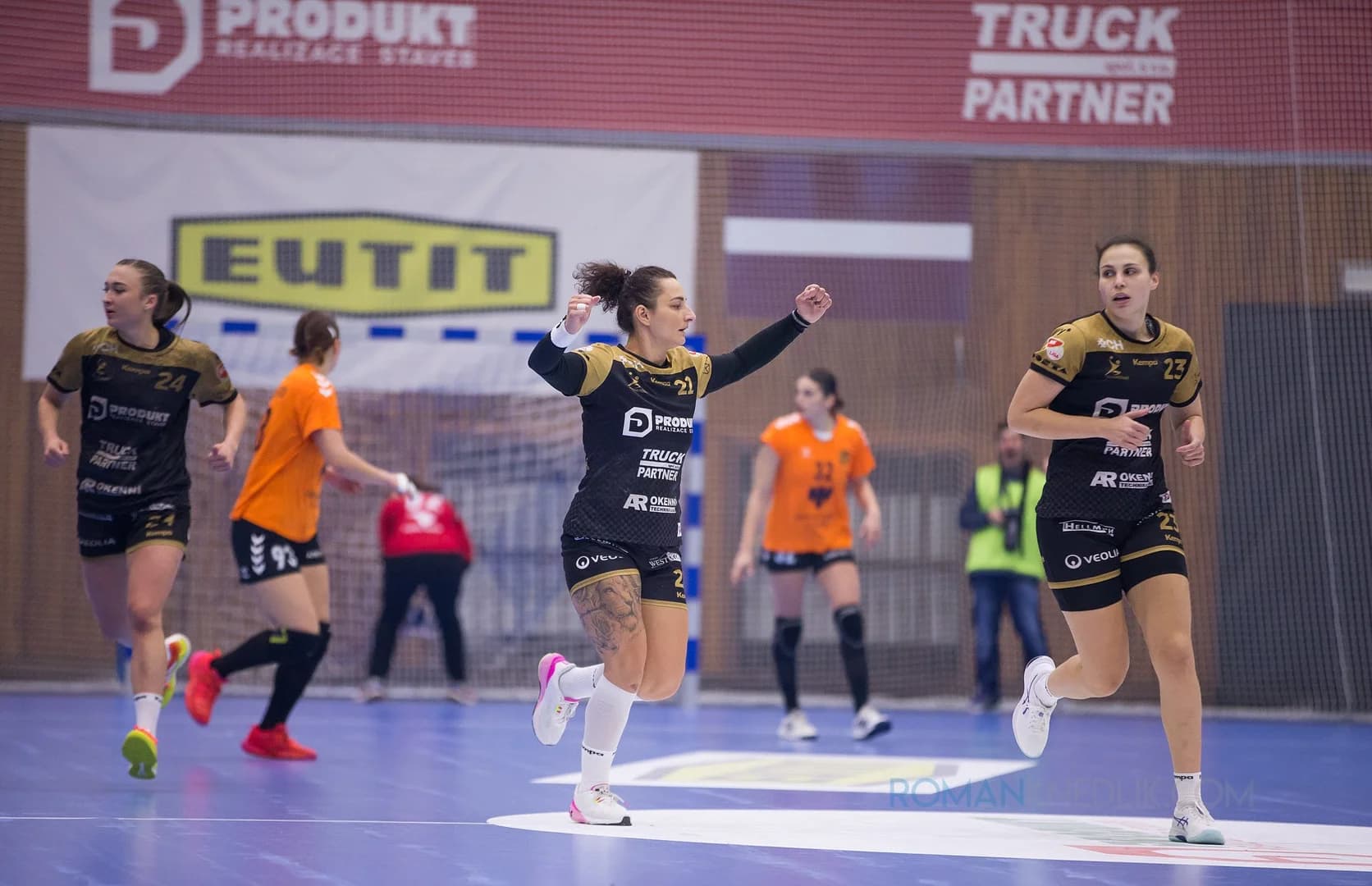 Patrnčiaková potiahla Kynžvart, gól brankárky Oguntoyovej