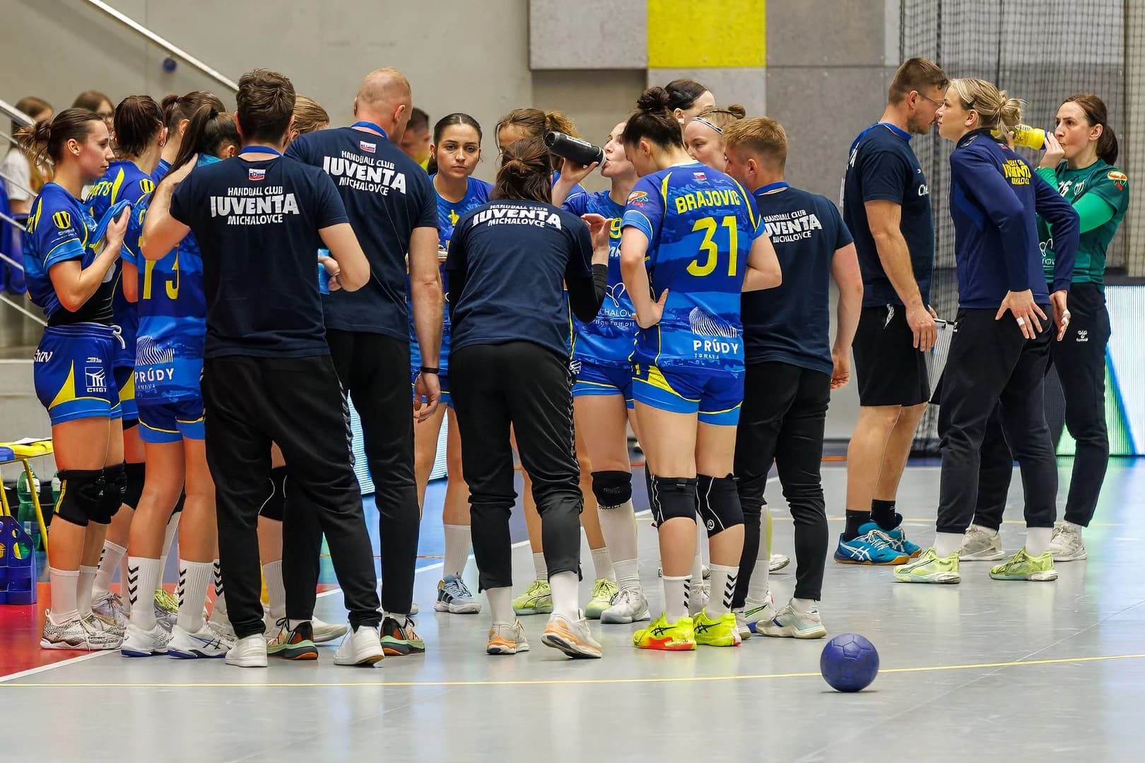 NADSTAVBA ŽENY: IUVENTA MICHALOVCE HRÁ SO ŠAĽOU O POL HODINU NESKÔR, OD 18:30 V PRIAMOM PRENOSE SLOVENSKEJ TELEVÍZIE 