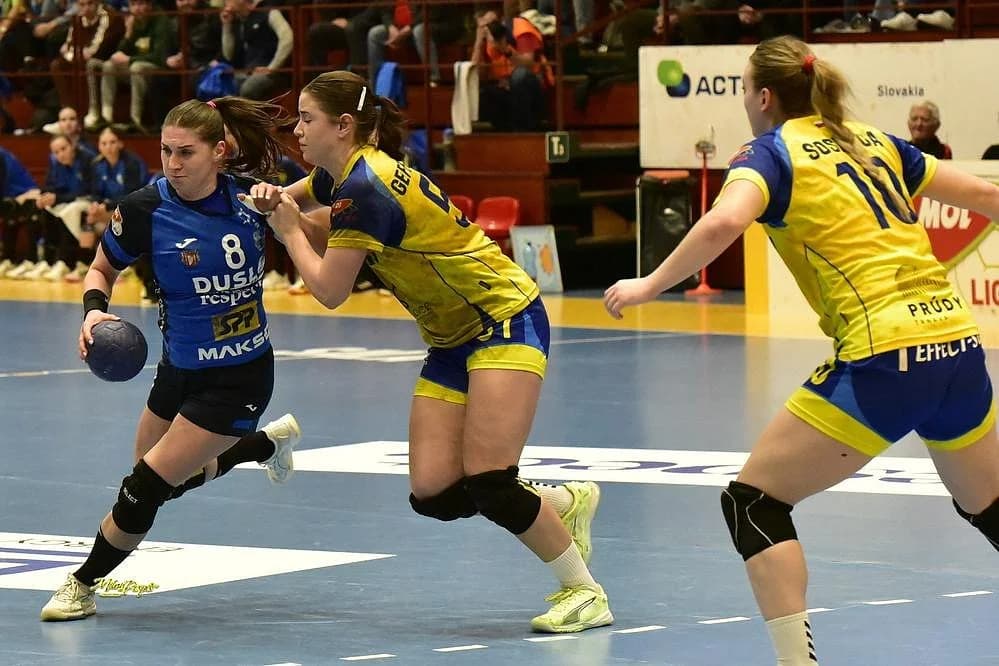 MOL LIGA: PODVEČER ODŠTARTUJE PROGRAM POSLEDNÉHO KOLA DLHODOBEJ ČASTI, ROZHODNE O STRIEBORNOM A BRONZOVOM TÍME. JEDNA Z MEDAILÍ BUDE V PRÍPADE BODOVÉHO ZISKU PATRIŤ ŠALI 
