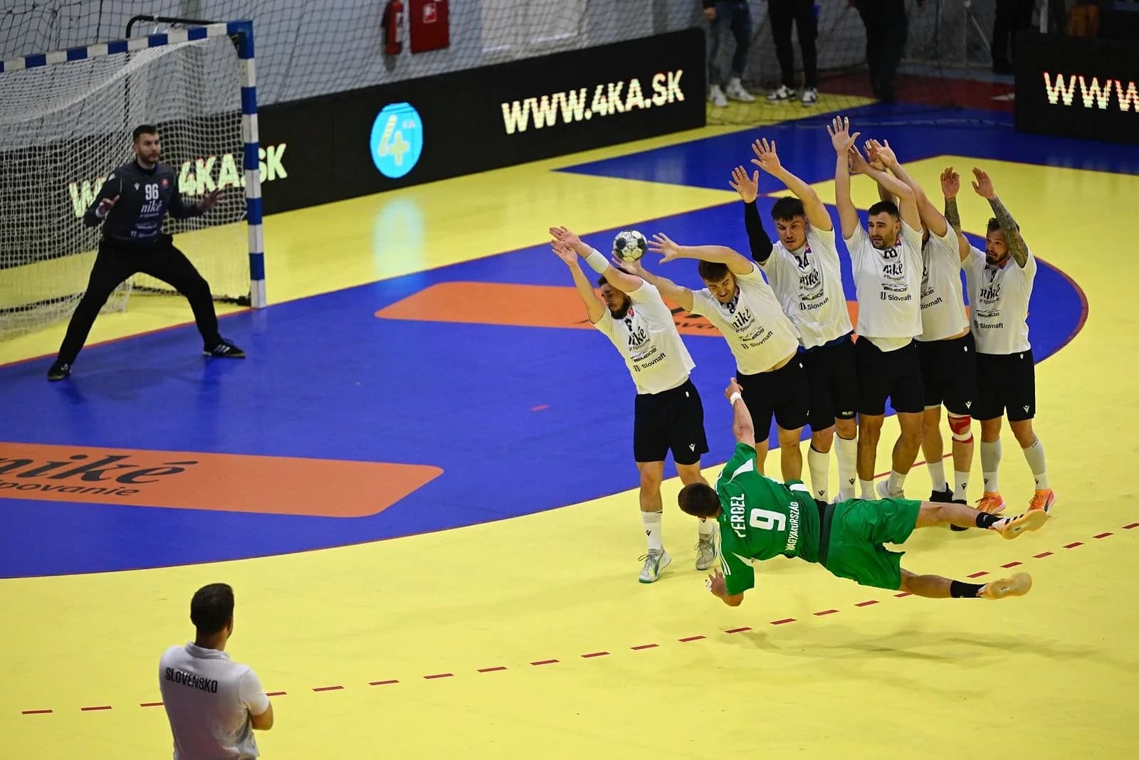 SMRTIACE PROTIÚTOKY MAĎAROV V HLOHOVCI A PREHRA ROZDIELOM 15 GÓLOV 