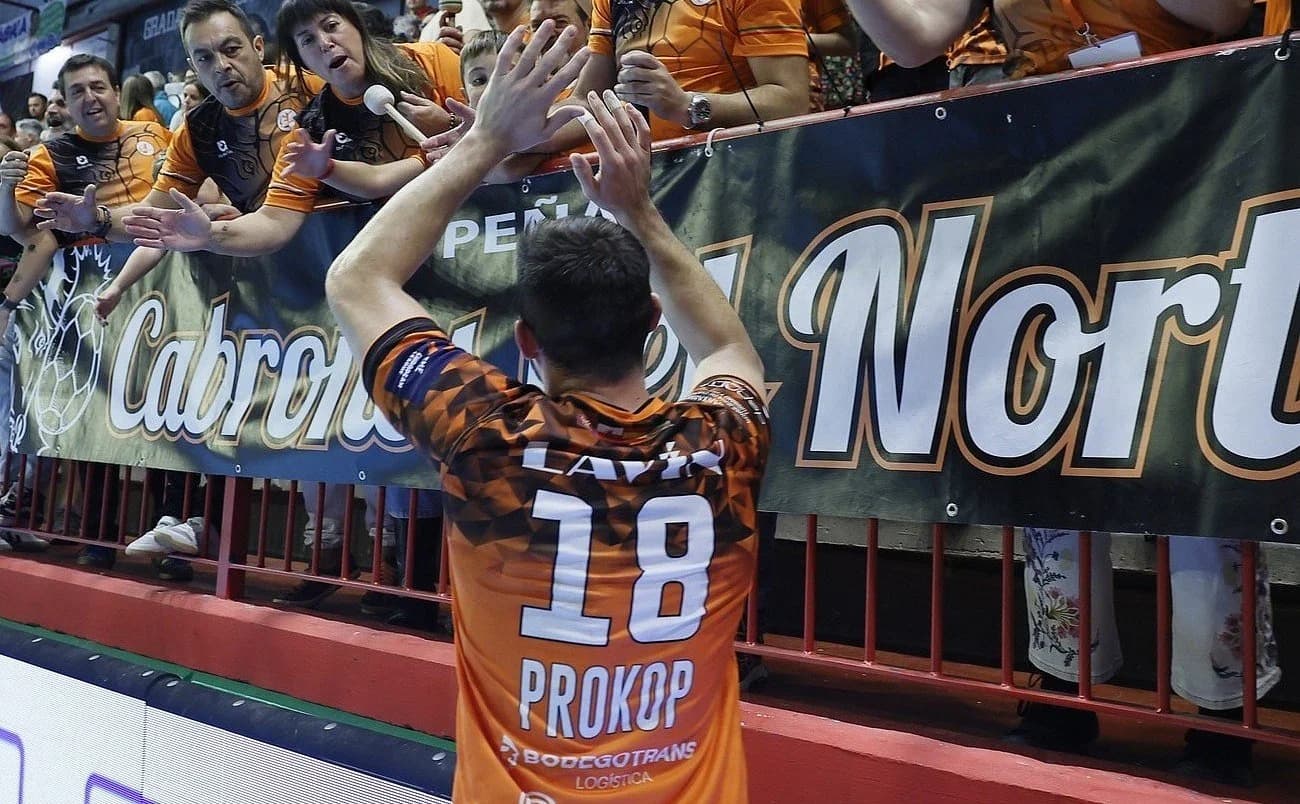 JAKUB PROKOP ZOSTÁVA VERNÝ LIGE ASOBAL. S TORRELAVEGOU PREDĹŽIL ZMLUVU O ĎALŠIE DVE SEZÓNY, POČAS KTORÝCH ZABOJUJE O ÚČASŤ V CHAMPIONS LEAGUE