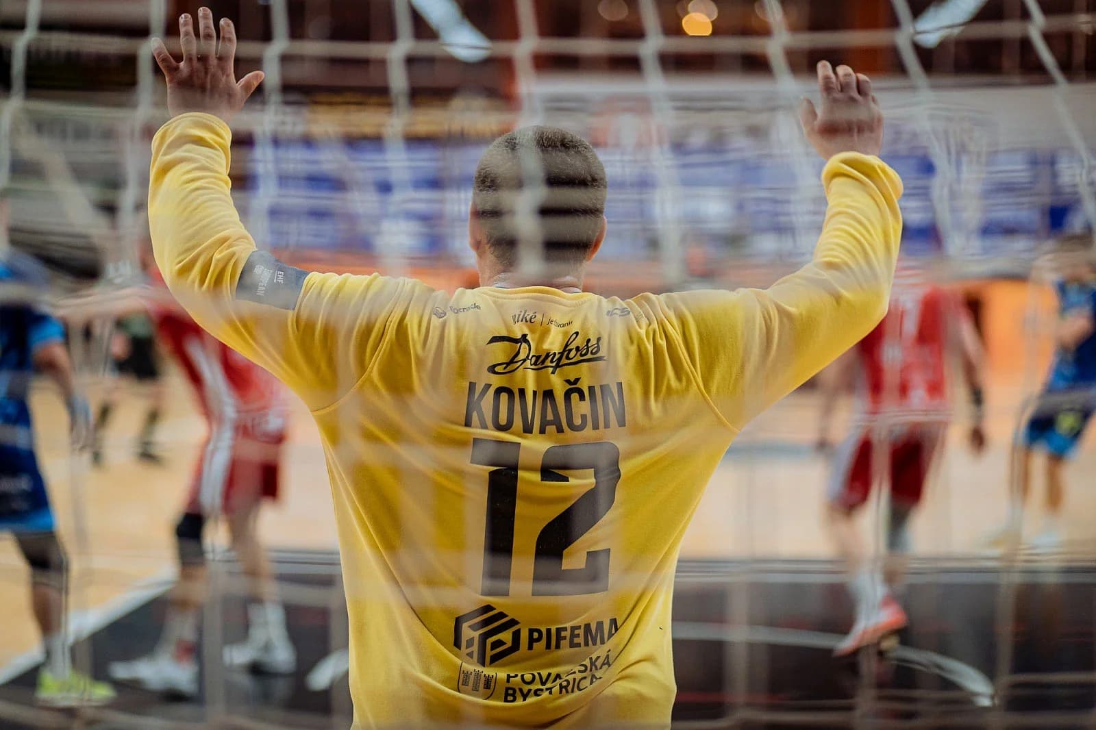 NHE: PRVÝ SEMIFINÁLOVÝ ZÁPAS VYHRALI POVAŽANIA, HRDINOM BRANKÁR KOVAČIN