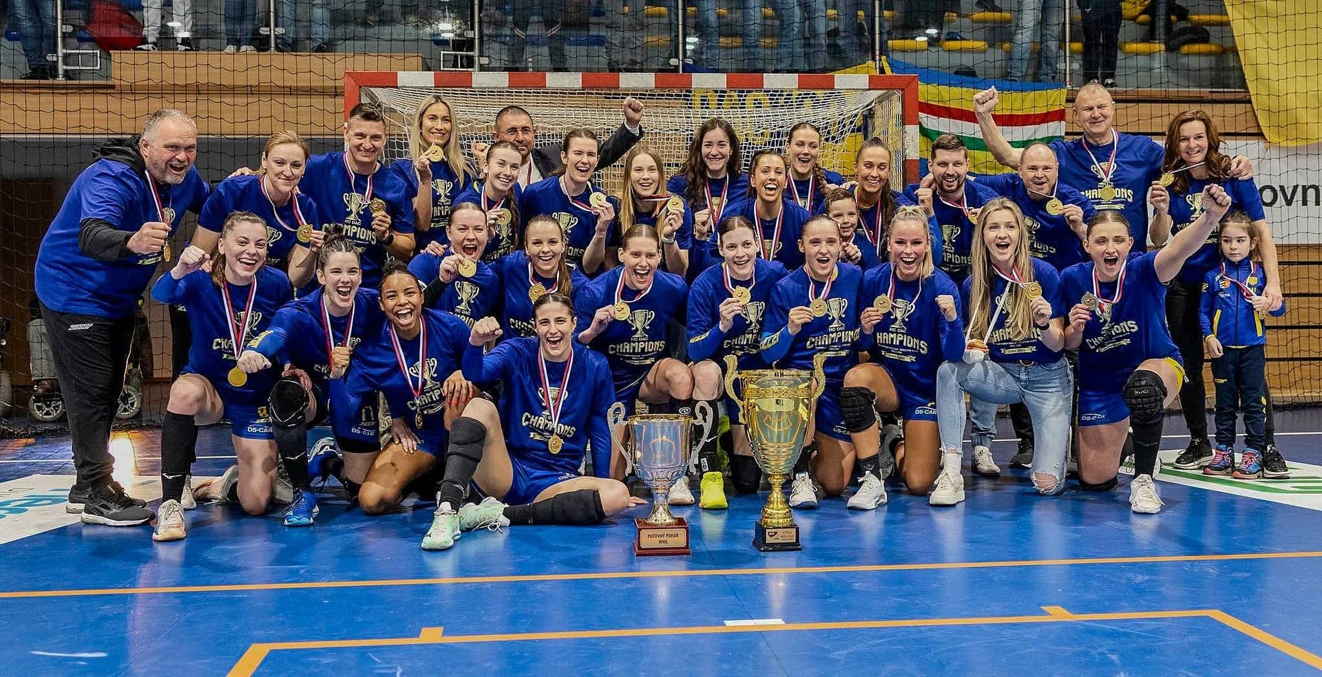 V DUNAJSKEJ STREDE OSLAVY TRIUMFU MOL LIGY, ŠAĽA ZDOLALA PÍSEK