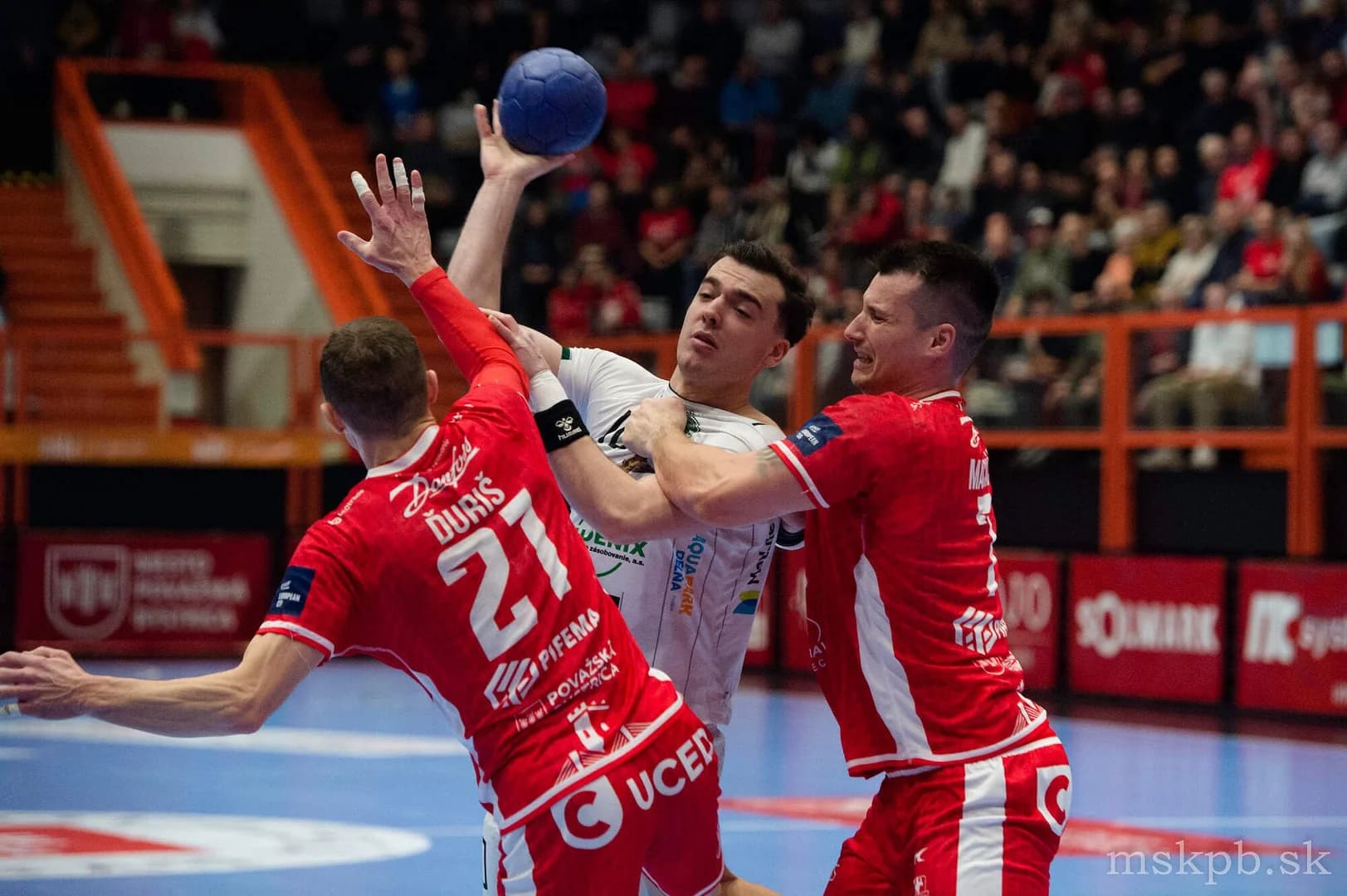 NHE 11. KOLO: V ŠLÁGRI NAJTESNEJŠIE VÍŤAZSTVO TATRANA PREŠOV V POVAŽSKEJ BYSTRICI AJ DRUHÁ VÝHRA ZÁHORÁKOV V TEJTO SEZÓNE 