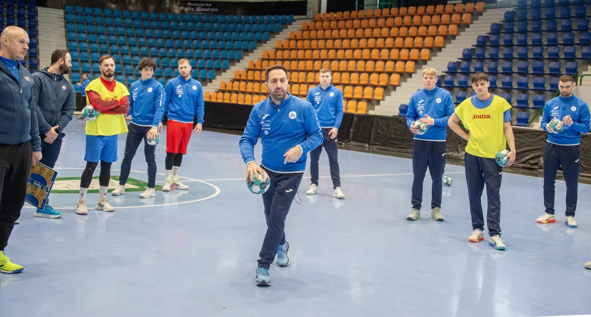 TRÉNER FERNANDO GURICH PRIVÍTAL NAŠU MUŽSKÚ REPREZENTÁCIU V RODNOM MESTE. TURNAJ V PAMPLONE ODŠTARTUJEME VO ŠTVRTOK VEČER PROTI ŠPANIELOM AJ V PRIAMOM PRENOSE SLOVENSKEJ TELEVÍZIE