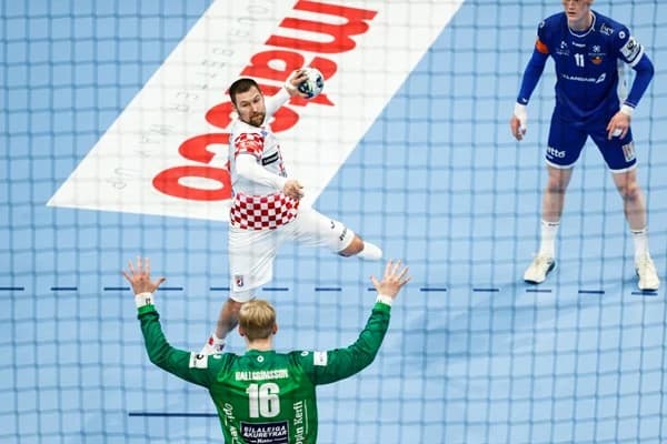EHF EURO 2022: Dáni prvými semifinalistami, islandské bolenie brucha