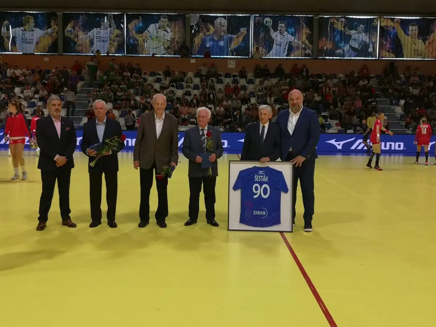 Slovenský zväz hádzanej ocenil v polčase reprezentačného zápasu hádzanárskych jubilantov