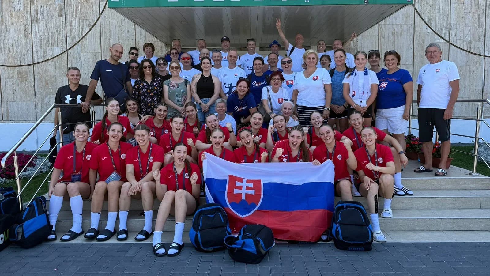 ĎAKUJEME! FANTASTICKÍ FANÚŠIKOVIA OPÄŤ ŽENÚ NAŠE KADETKY VPRED. TRÉNER STREICHER POSIELA V MENE CELÉHO DRUŽSTVA POĎAKOVANIE