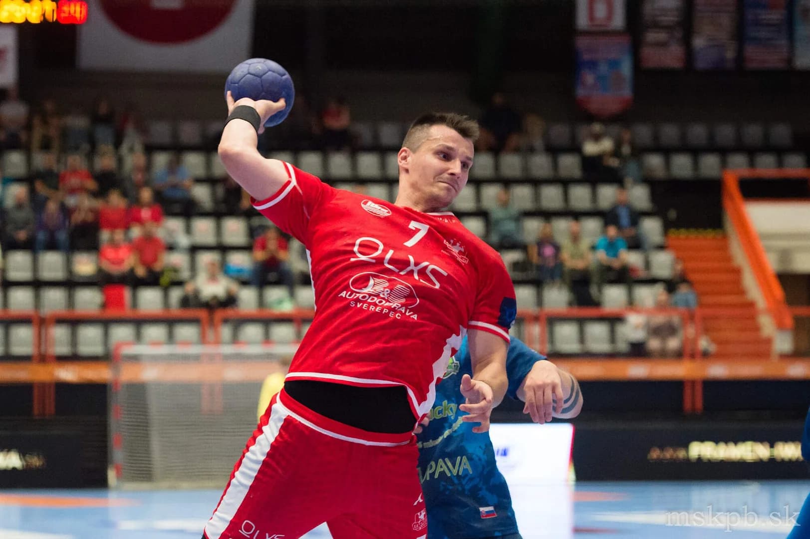 NHE 5. KOLO: NÁVRAT REPREZENTAČNÉHO PIVOTA ŠIMONA MACHÁČA A V TELEVÍZNYCH ZÁPASOCH VÍŤAZSTVÁ DOMÁCICH 