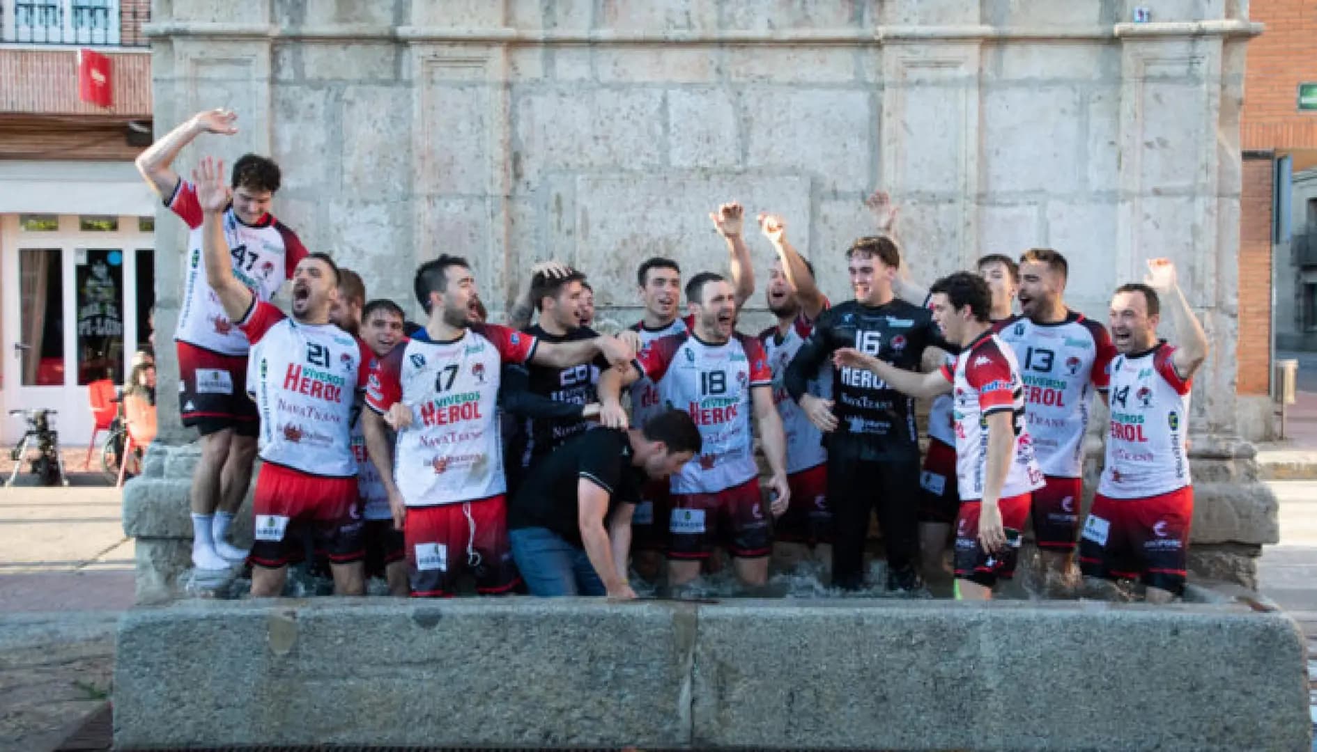 Prokop a Smetánka s Navou do najvyššej súťaže, Mazákov 400. duel v Maďarsku