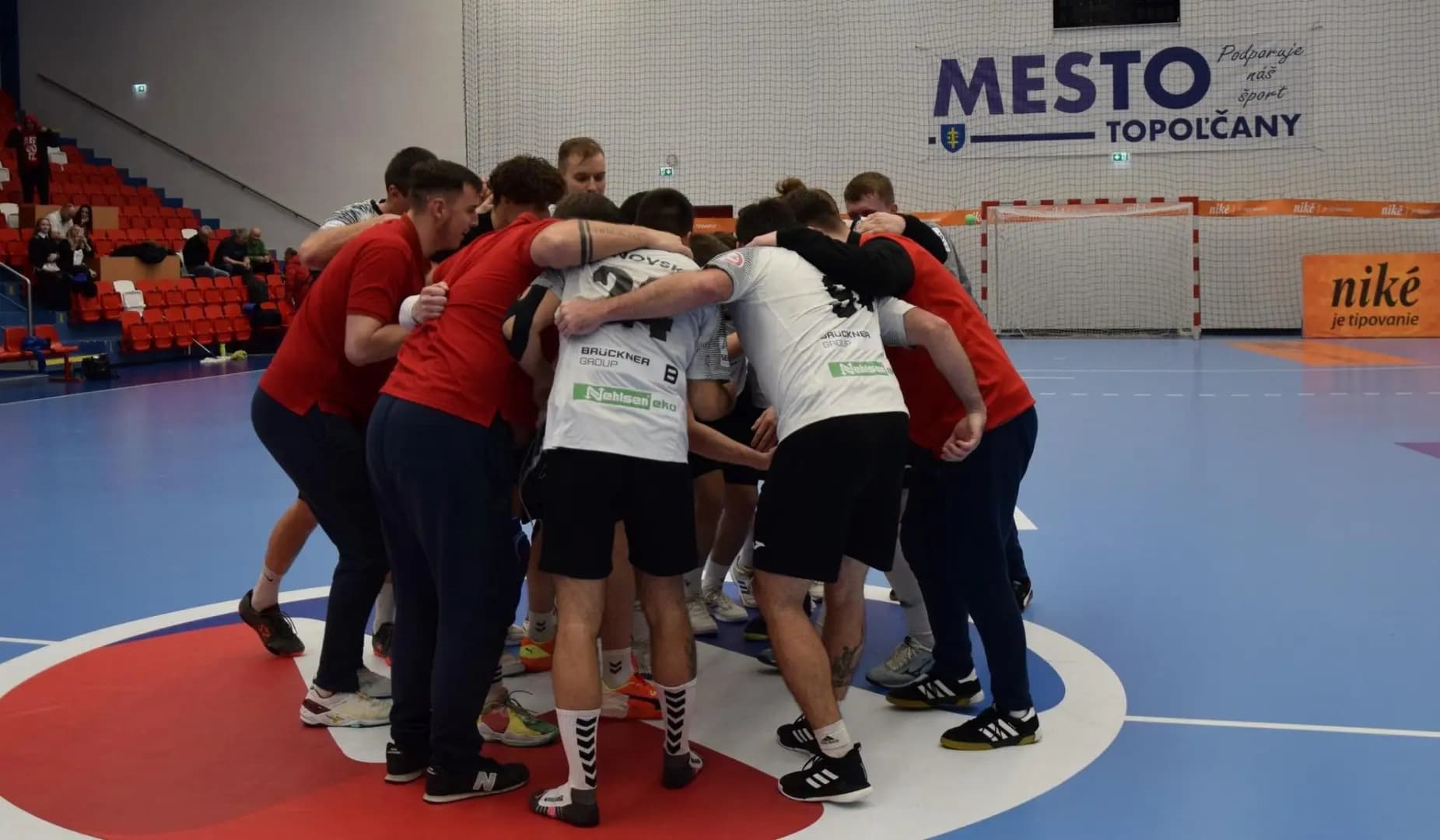 NHE: Topoľčany zdolali vicemajstra a sú v play-off, päť červených kariet v Modre