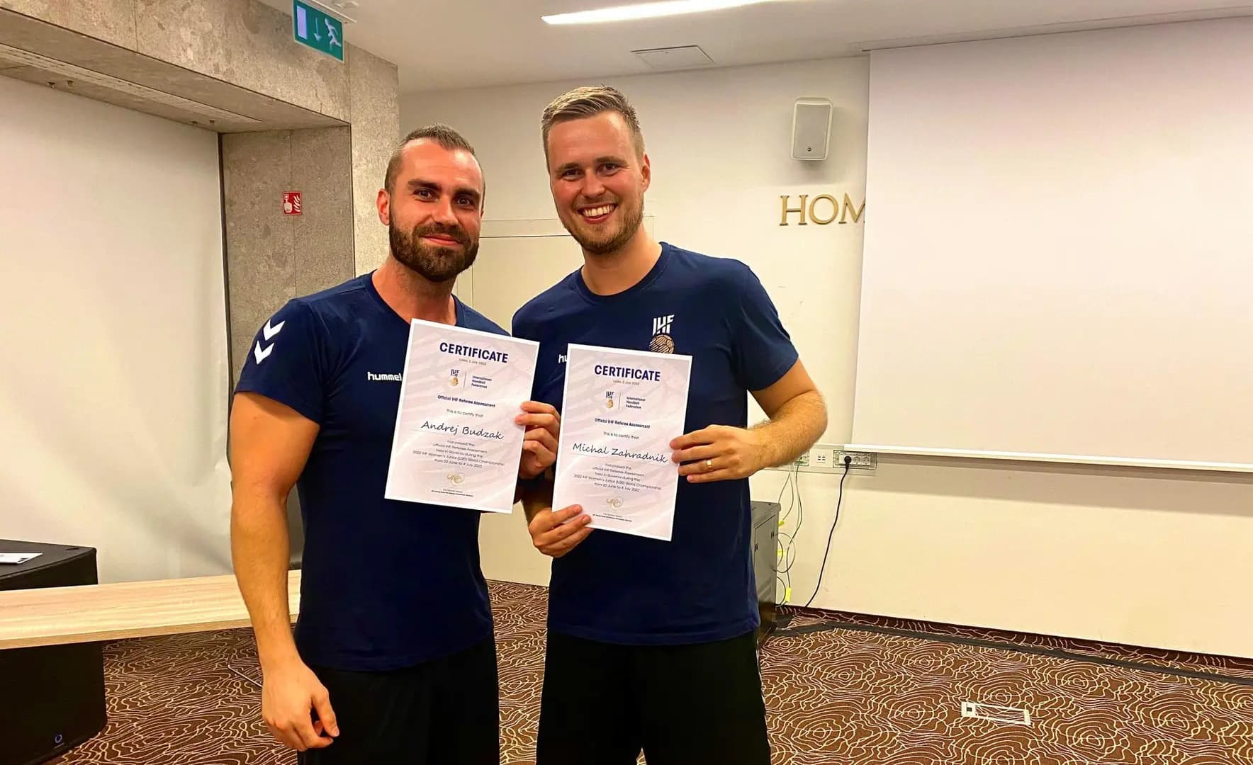 Duo Budzák - Záhradník s odznakom rozhodcov IHF, motiváciou seniorský svetový šampionát