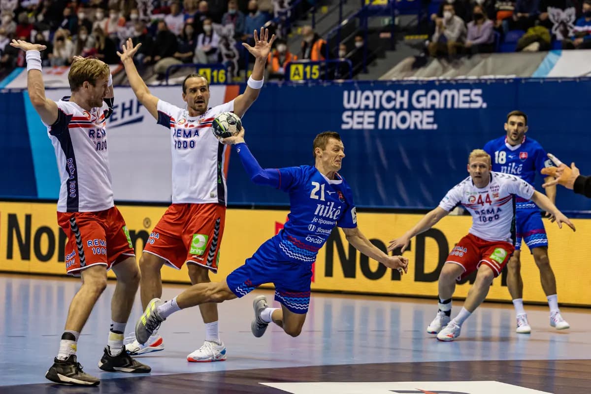 EHF EURO 2022: Nádejné fázy v prvom polčase, jednoduché chyby hneď po zmene strán