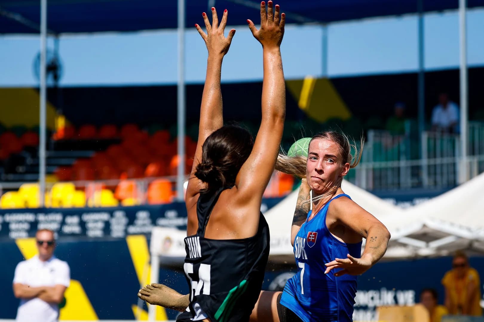 EHF BEACH EURO 2025: VEĽKÁ STRELECKÁ SMOLA, SLOVENKY PREHRALI S CHORVÁTKAMI NAJTESNEJŠÍM MOŽNÝM ROZDIELOM 
