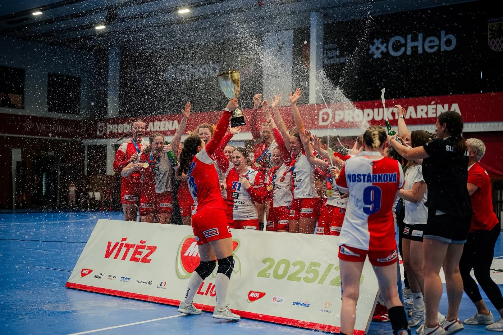 NA SLOVENSKU VLÁDNU MICHALOVČANKY, V ČESKU HÁDZANÁRKY SLAVIE PRAHA 
