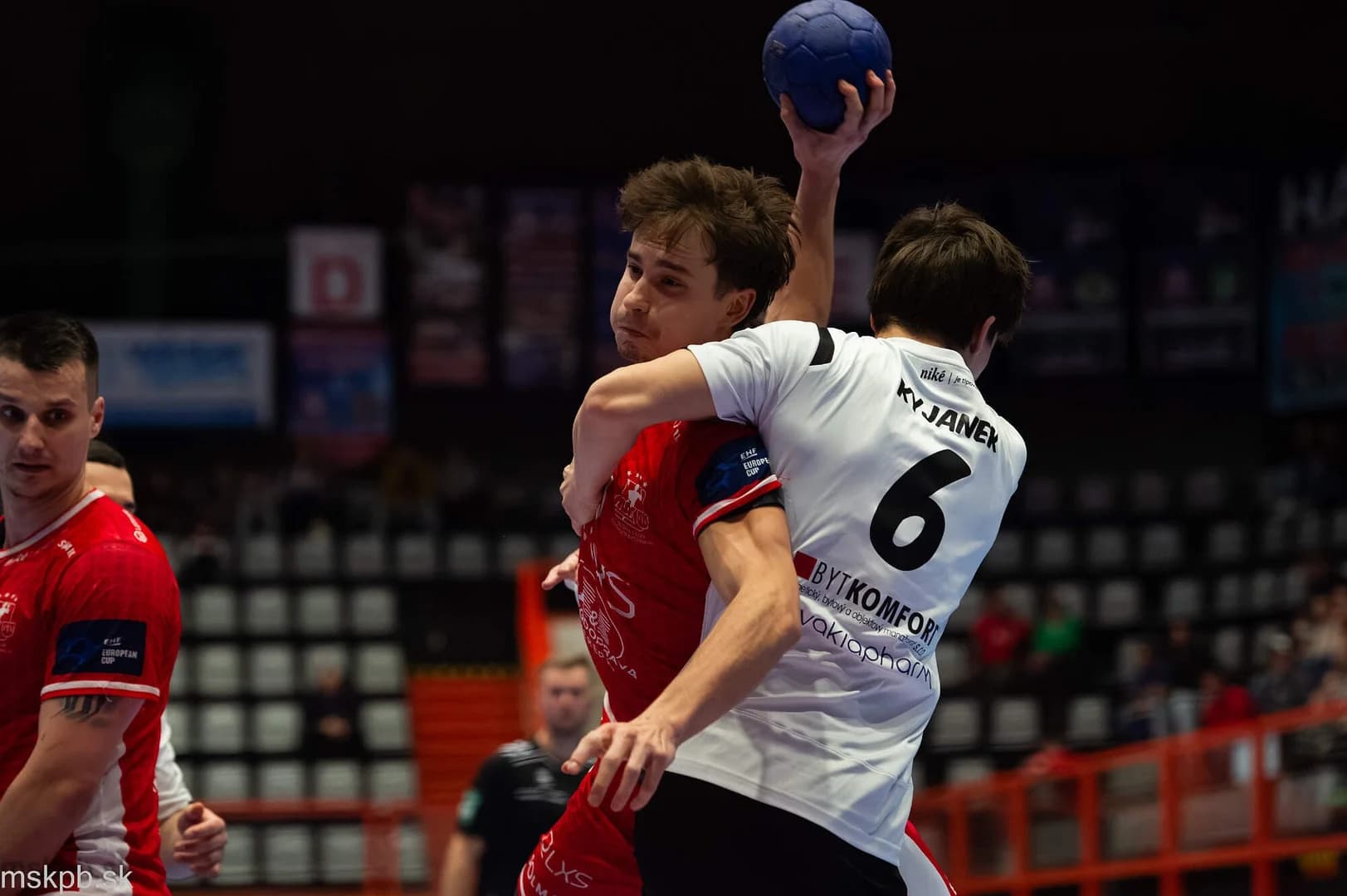 NHE: NOVÉ ZÁMKY BOJOVALI, ALE POVAŽSKÁ BYSTRICA USPELA AJ VONKU A V SÉRII O BRONZ VEDIE 2:0