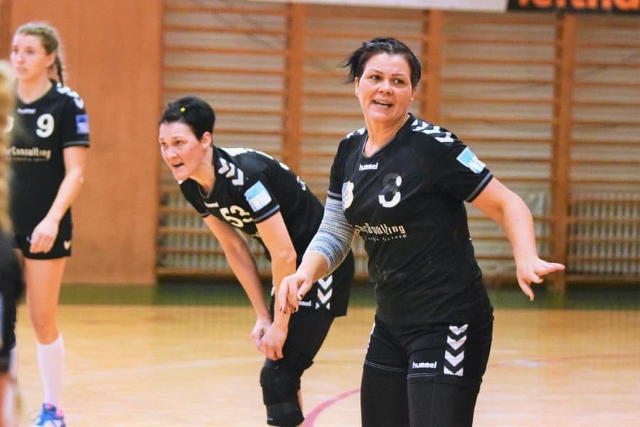 Ženské družstvo ŠKP Bratislava s mamou ako trénerkou a dvomi dcérami na palubovke, Petra Azácis v súťažnom zápase po 21 rokoch