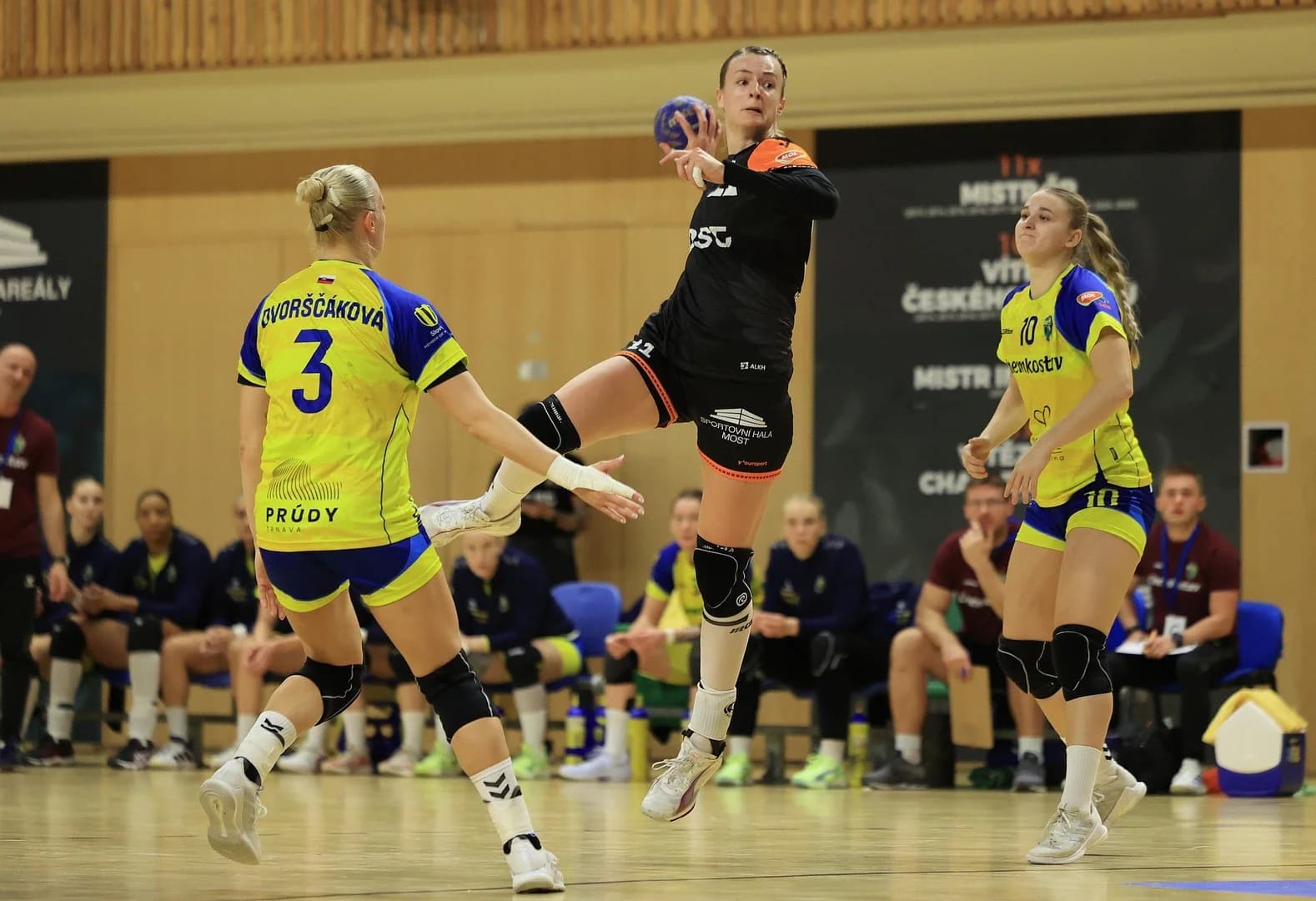 MOL LIGA 8. KOLO: MICHALOVČANKY PREHRALI V MOSTE, ŠALA AJ DAC S ĎALŠÍMI VÍŤAZSTVAMI 