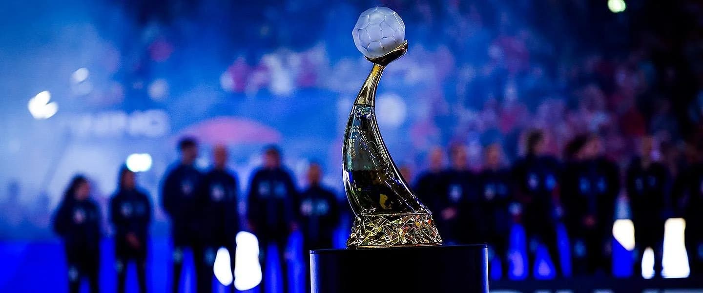 DNES SA ZAČÍNAJÚ MS ŽIEN 2025 V HOLANDSKU A NEMECKU. NAJVÄČŠIE FAVORITKY SÚ ÚRADUJÚCE OLYMPIJSKÉ ŠAMPIÓNKY A MAJSTERKY EURÓPY Z NÓRSKA. V AKCII AJ SLOVENSKÍ ROZHODCOVIA BUDZÁK SO ZÁHRADNÍKOM