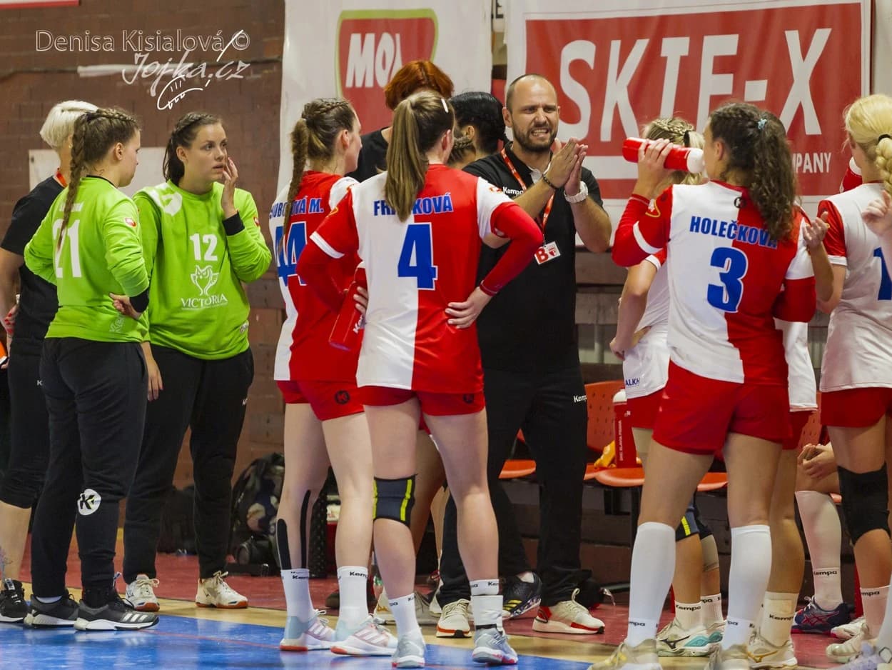 V Slavii rodinnejšia atmosféra, Urban má v Prahe na prácu väčší pokoj