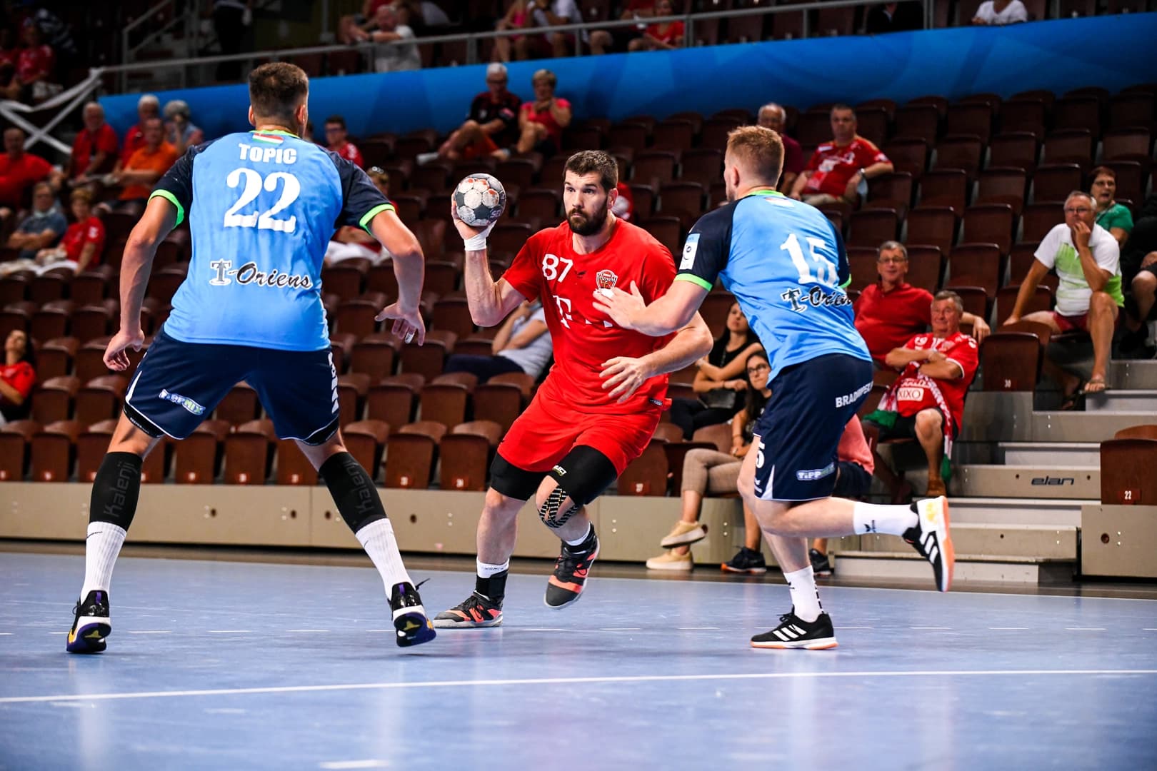 Barcelona a Veszprém vo svojich ligách valcujú