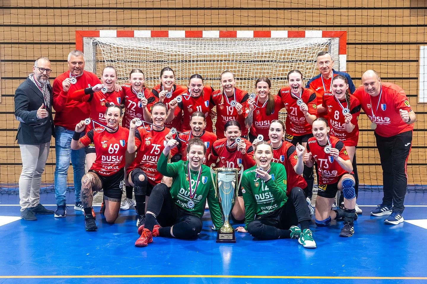VICEMAJSTERKAMI SLOVENSKA SÚ HÁDZANÁRKY HK SLOVAN DUSLO ŠAĽA, V DUNAJSKEJ STREDE VYHRALI POSLEDNÝ ZÁPAS SEZÓNY O 4 GÓLY 