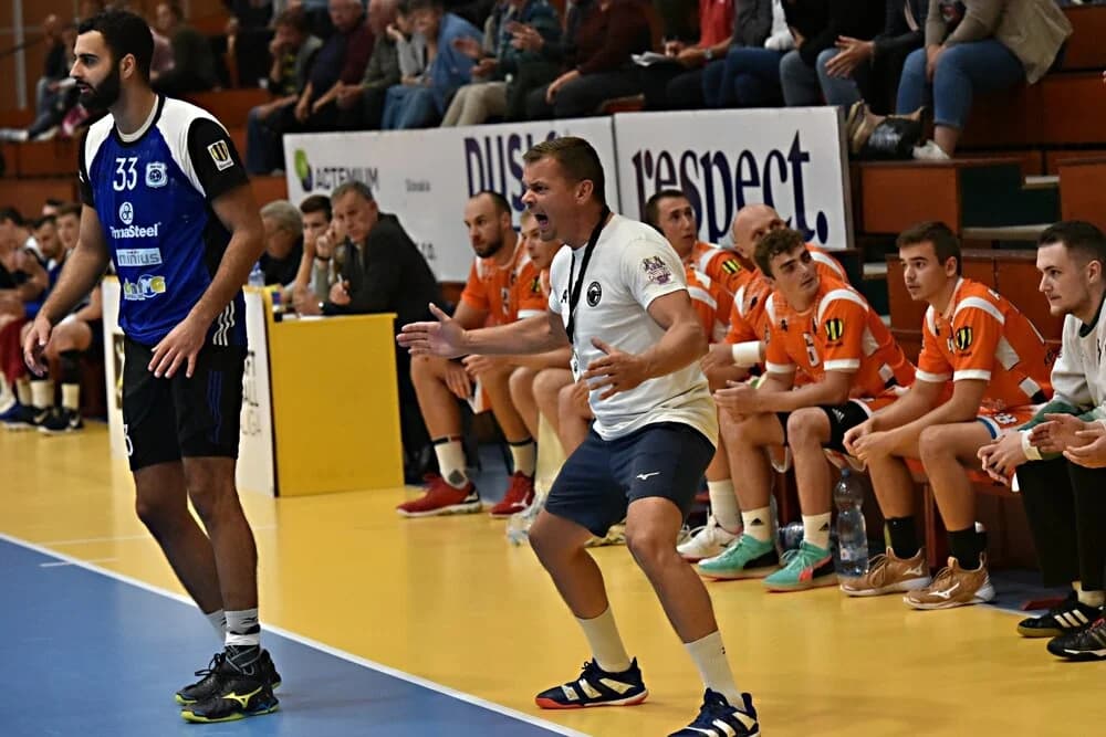 Nováčik pokoril aj druhého medailistu z uplynulej sezóne a po štvrtku je lídrom SHE