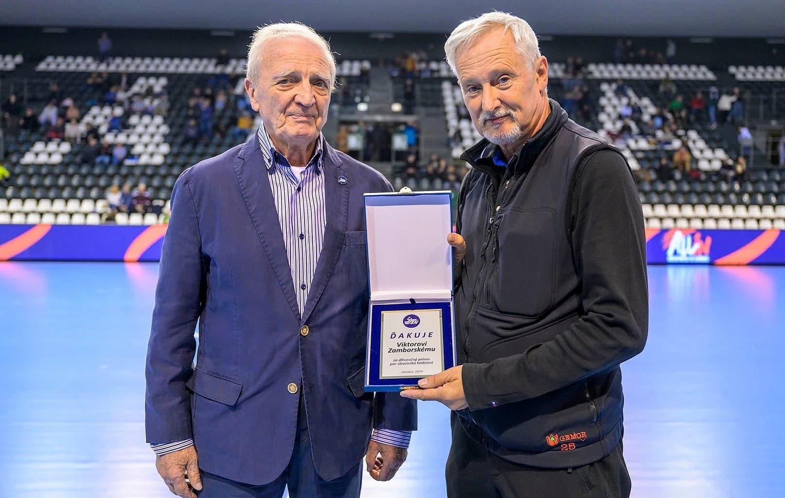 FOTOREPORTÉR VIKTOR ZAMBORSKÝ OCENENÝ HÁDZANÁRMI