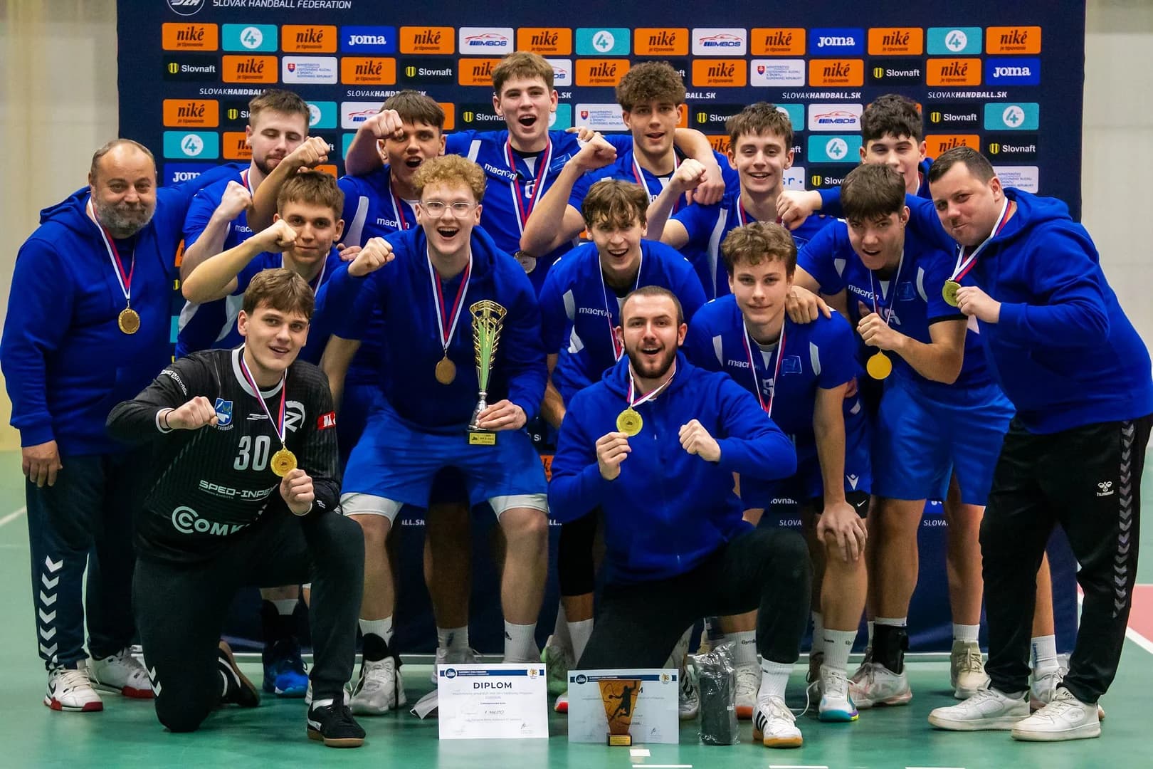 VO FINÁLE STREDNÝCH ŠKÔL TITUL MAJSTRA SLOVENSKA PRE SEČOVCE, NA MAJSTROVSTVÁ SVETA VYCESTUJÚ HÁDZANÁRI Z NOVÝCH ZÁMKOV