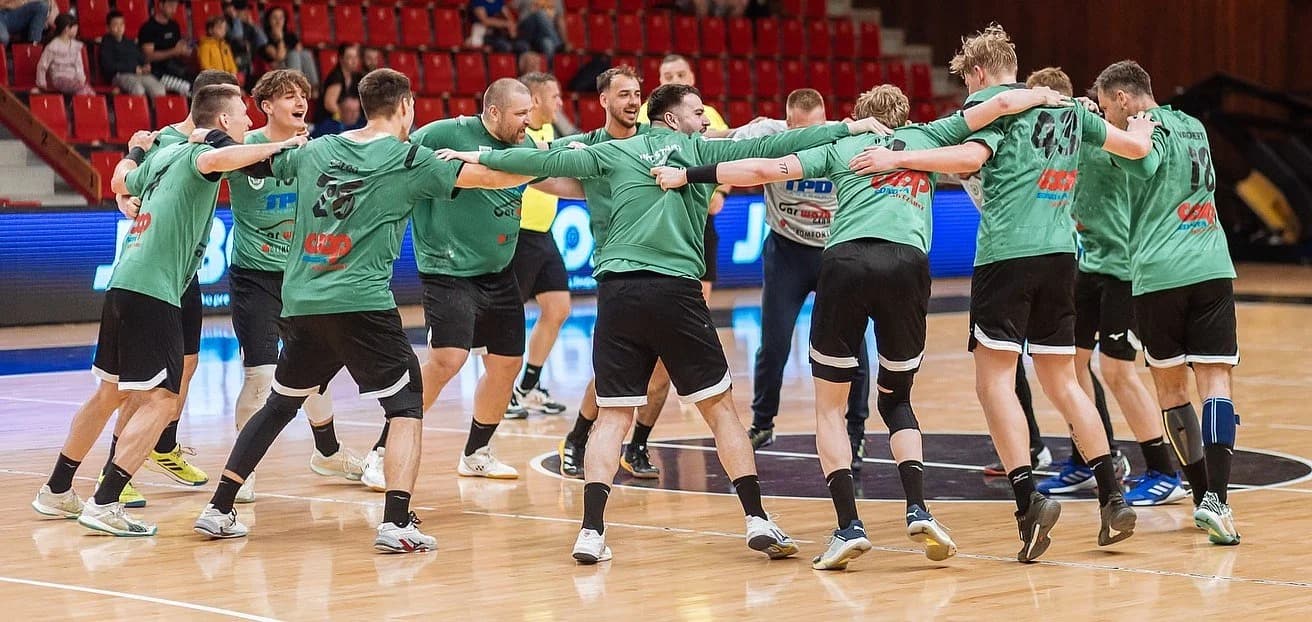 MAREK PAVLOVIČ SO 14 ZÁKROKMI, SAMUEL VALENT S 8 GÓLMI. NOVÉ ZÁMKY VYHRALI NA PALUBOVKE BOJNÍC A V STREDU MÔŽU OSLAVOVAŤ BRONZ