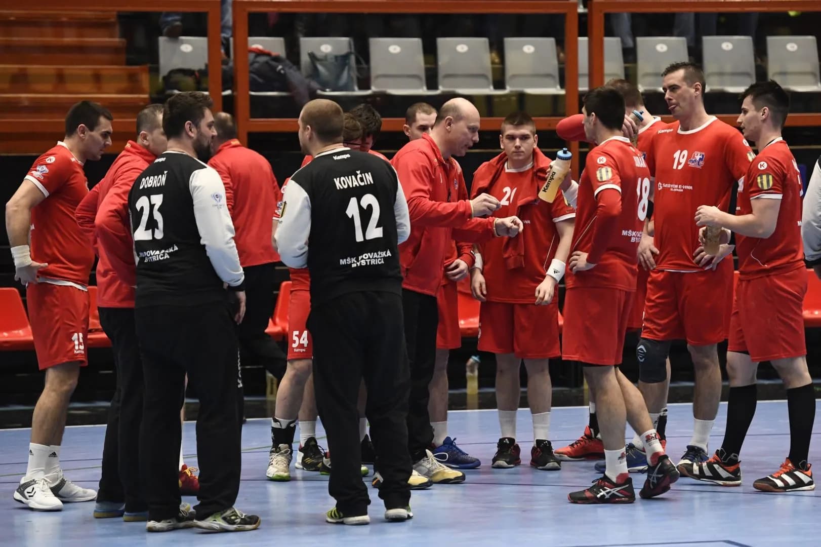 Slovnaft handball extraliga - Považania uspeli v N. Zámkoch a sú druhí