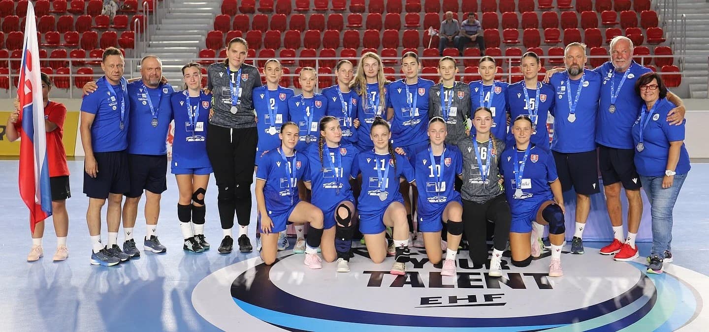 TRÉNER JAN BEŇADIK POCHVÁLIL JUNIORKY ZA STRIEBRO NA EHF CHAMPIONSHIP, NA DRUHEJ STRANE POVAŽUJE ZA NEDOSTATOČNÉ, KEĎ HRAJÚ STÁLE LEN MLÁDEŽNÍCKE SÚŤAŽE
