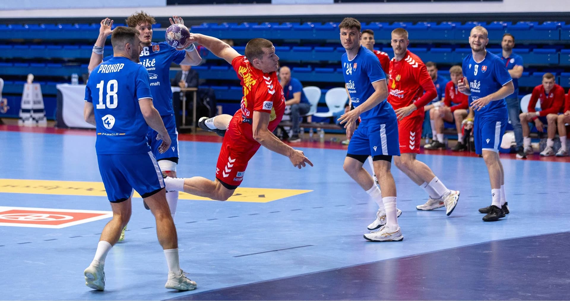 SLOVÁCI SA VRACAJÚ Z ČIERNEJ HORY BEZ BODOV, DOMÁCI SA VYSPORIADALI S ABSENCIOU ZRANENÉHO BUNDESLIGOVÉHO BRANKÁRA SIMIĆA