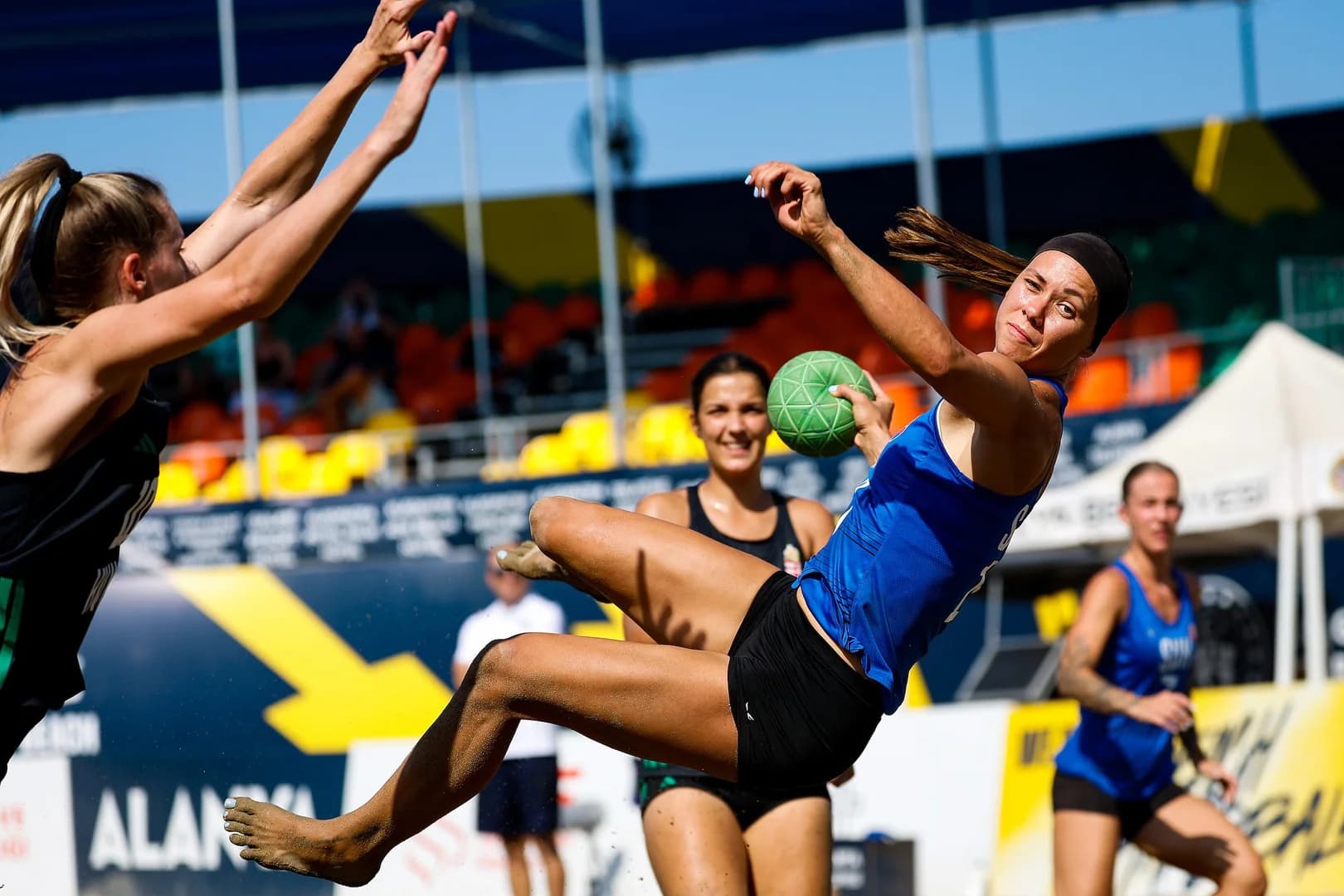 EHF BEACH EURO 2025: URPUTNÝ BOJ NA POSTUP ZO ZÁKLADNEJ SKUPINY NESTAČIL. SLOVENKY PREHRALI S UKRAJINKAMI